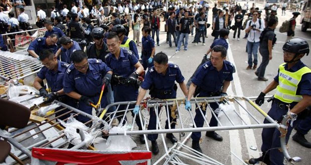 La police de Hong Kong démonte des barricades