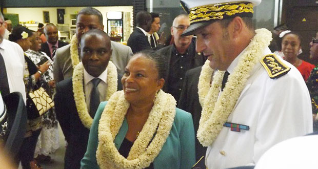 Christiane Taubira fait une halte à Mayotte avant d'arriver à La Réunion