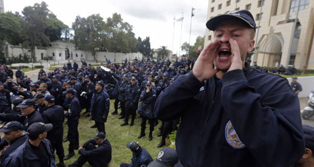 Des centaines de policiers manifestent en Algérie