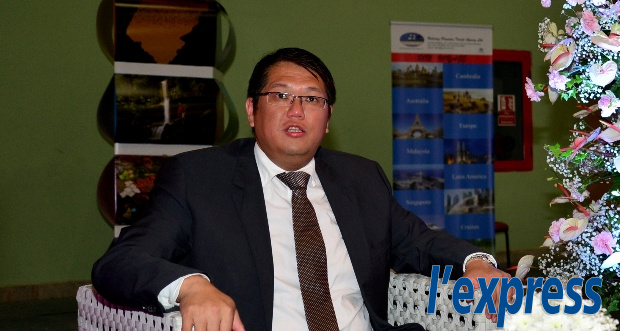 À Pailles: Michael Sik Yuen fait campagne au Salon du voyage