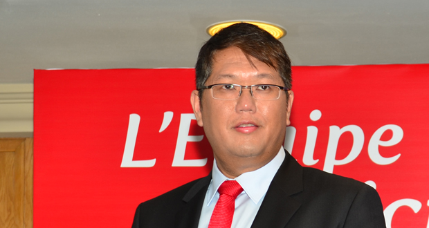 Déclaration ethnique: Jacques Tsang Mang Kin tacle Michael Sik Yuen