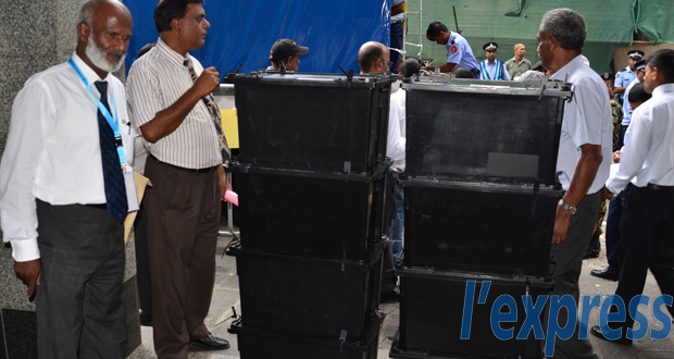 Elections: les urnes acheminées vers les postes de police