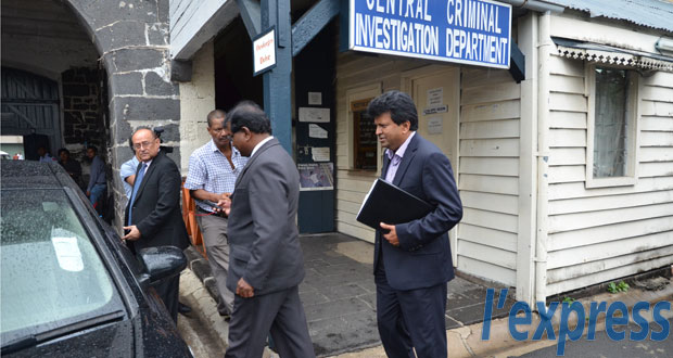  Bande-son contre les Jugnauth: Jeeha questionne l’enregistrement de l’express