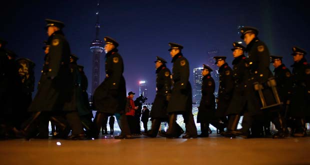 L'attitude de la police en question après la bousculade de Shanghai