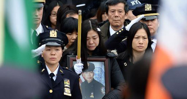 New York: des milliers de policiers rendent hommage à un camarade assassiné