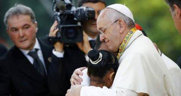 Foule immense pour une messe du pape dans un parc à Manille