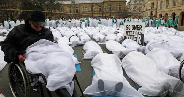 Des milliers de manifestants à Paris contre l'euthanasie