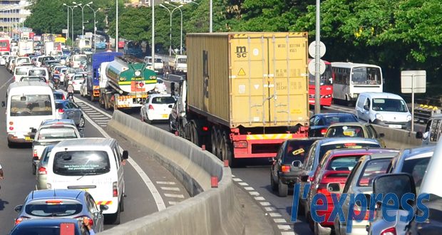 Entrée de Port-Louis: l’ouverture d’une 3e voie provoque plus d’embouteillages