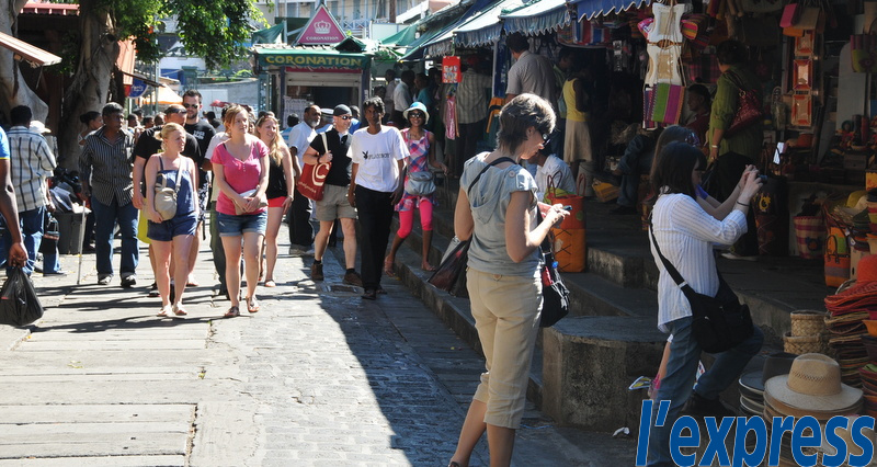 Touristes arnaqués au marché central : Rs 12 000 pour des T-shirts «médicaux»