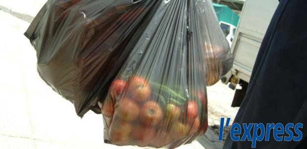 Interdiction des sacs en plastique: les internautes s'emballent sur Facebook