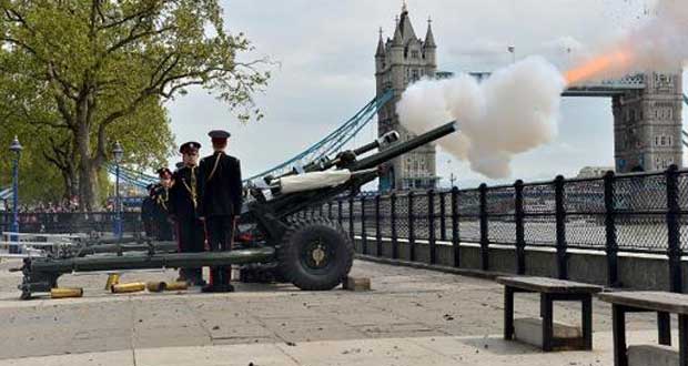 Royaume-Uni: coups de canon et carillon pour la princesse Charlotte