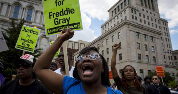 Six policiers de Baltimore inculpés pour la mort de Freddie Gray