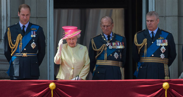 Le prince Philip perd patience et insulte en photographe