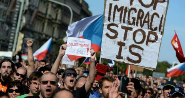 Pro-migrants et anti-migrants battent le pavé en Europe