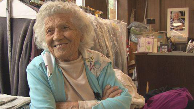 [Vidéo] A 100 ans, Felimina n'a toujours pas pris sa retraite