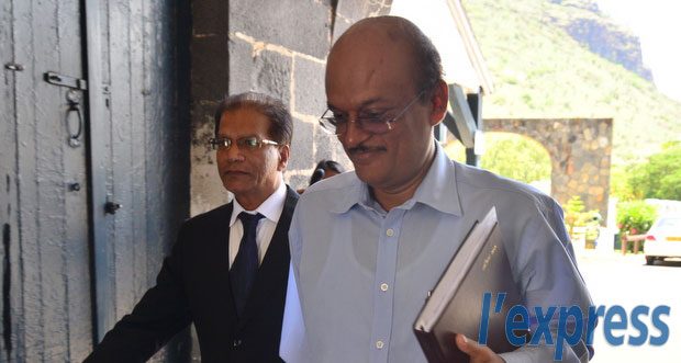 Contrats de la NDU: Bholah reconduit à l’hôpital après quelques heures aux Casernes