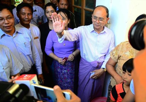 Birmanie: Obama félicite le pouvoir sortant, l'armée prête à «coopérer»
