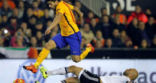 Espagne/14e journée: Valence freine le Barça, rachat pour le Real et Benzema
