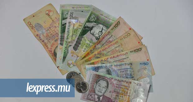 Dépréciation de 12,2 % de la roupie face au dollar américain