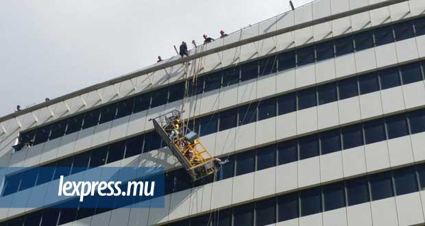 1Cybercity: hélicoptère, SMF et pompiers pour secourir des cleaners suspendus au 11e étage