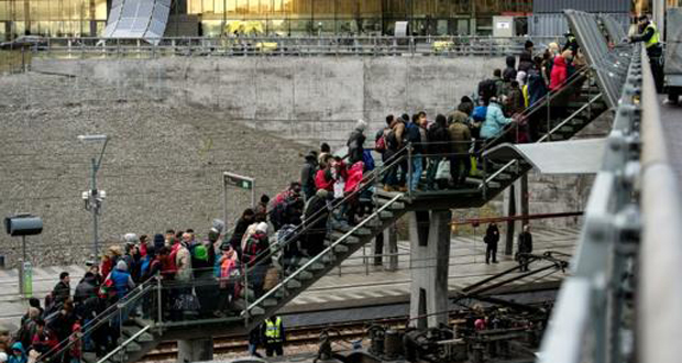 La Suède veut expulser jusqu'à 80.000 réfugiés, naufrage en Grèce