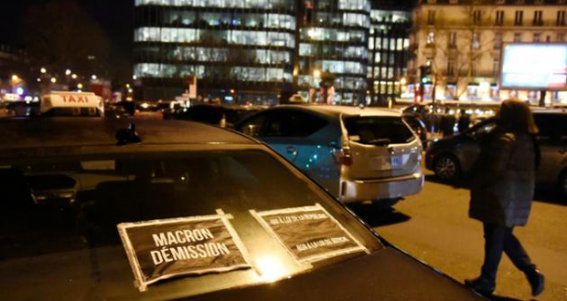 Taxis: une poignée d'irréductibles campe place Maillot, refusant "les promesses"