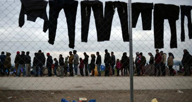 Grèce: des migrants tentent de forcer la barrière frontalière macédonienne