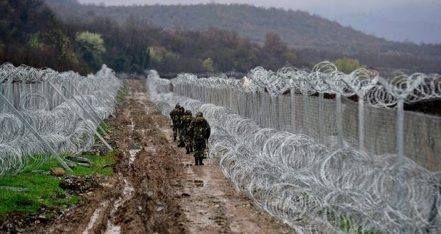 En patrouille avec l'armée macédonienne aux portes fermées de l'Europe