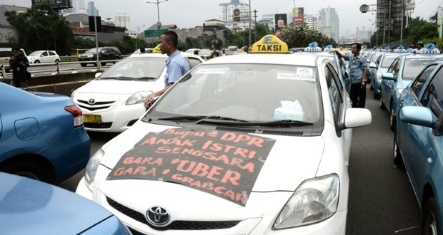 Indonésie: manifestation de milliers de taxis contre Uber marquée par des violences