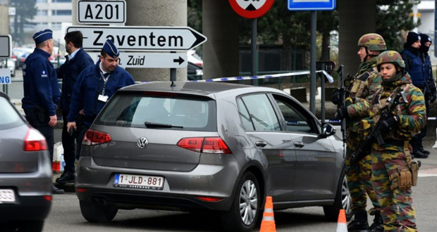 Attentats de Bruxelles: deux suspects en fuite, les services de sécurité en accusation