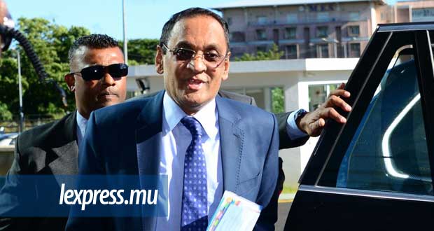 Tout sourire Lutchmeenaraidoo débarque à l’ICAC