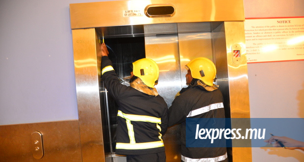 A l’hôpital Jeetoo: quatre personnes coincées dans un ascenseur