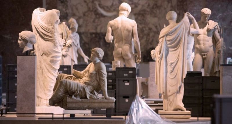 Crue: Hollande au Louvre pour encourager les équipes qui mettent à l’abri les oeuvres d’art