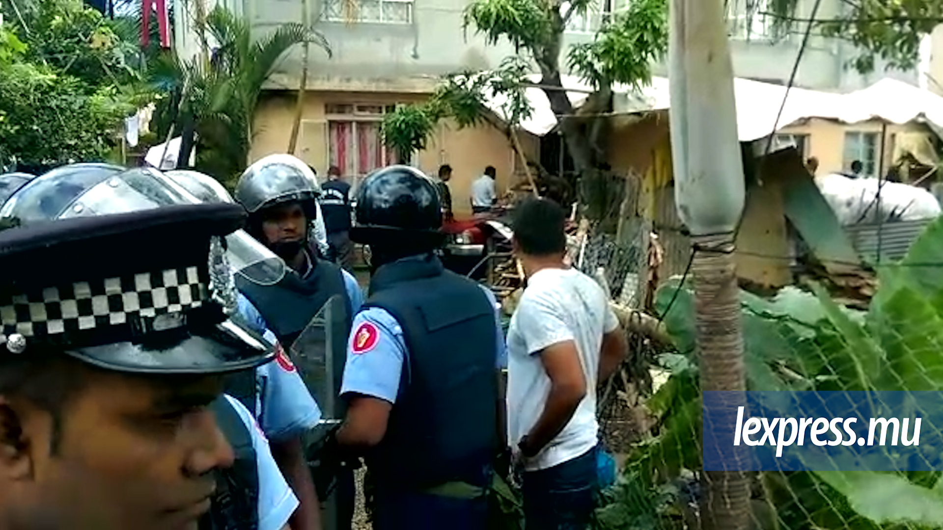 [Vidéo] Coups de feu à l’ambassade de France: perquisition chez un habitant de St-Hubert