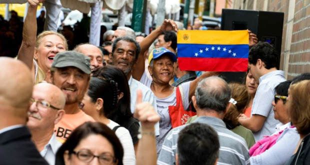 Venezuela: des milliers de personnes réclament le départ de Maduro