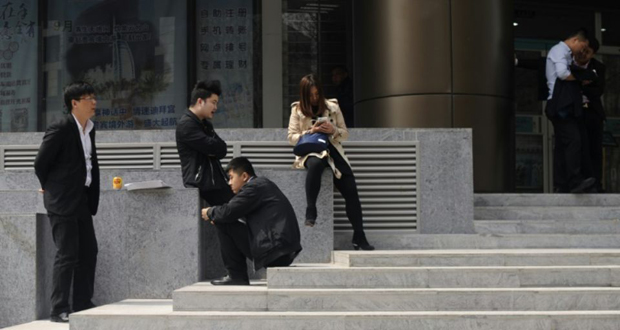 Chine: la fessée aux employés de banque non-performants indigne