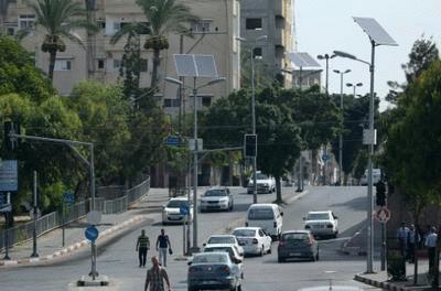 A Gaza où l'électricité se fait rare, l'énergie solaire séduit