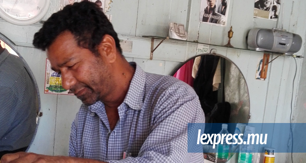 Ils ont du métier -  Salim Asgarally, 50 ans : un coiffeur pas rasoir