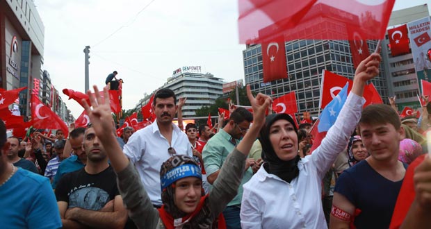 Putsch : la Turquie sous état d'urgence pour la première fois en 15 ans