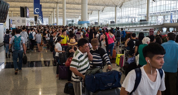 «Chaos» à l'aéroport de Hong Kong après le passage du typhon Nida