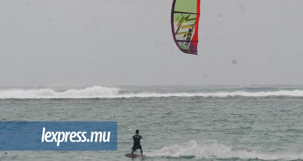 Belle-Mare: grièvement blessé en faisant du kitesurf, un touriste décède