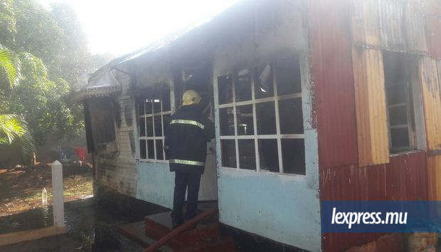 Incendie à Batterie Cassée : une maison en tôle complètement détruite