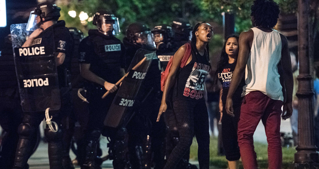Violences, gaz lacrymogène et coup de feu dans les rues de Charlotte