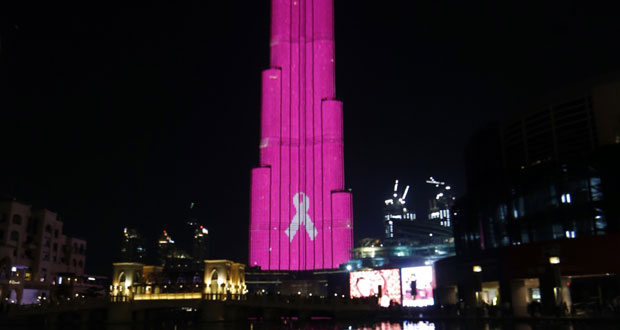Dubaï: la plus haute tour du monde illuminée en rose contre le cancer du sein