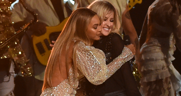 Beyoncé vole la vedette aux récompenses de la musique country