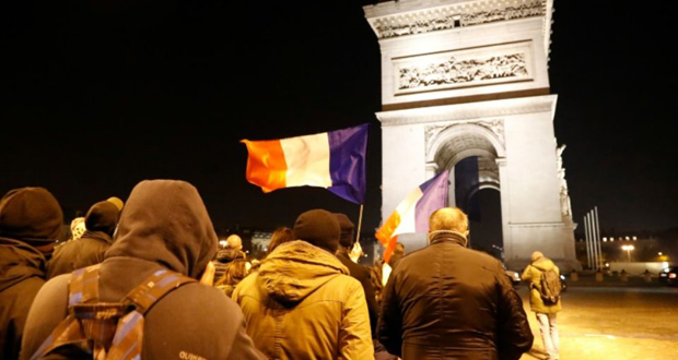 Des policiers manifestent du Trocadéro à l’Arc de Triomphe
