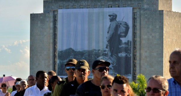 Orphelins et émus, les Cubains rendent hommage à Fidel Castro