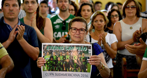 Espagne: minute de silence lors de Barça-Real après le crash en Colombie