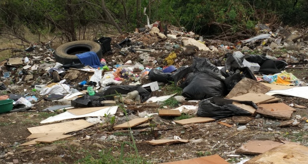 Au pied de la montagne du Corps-de-Garde, des détritus