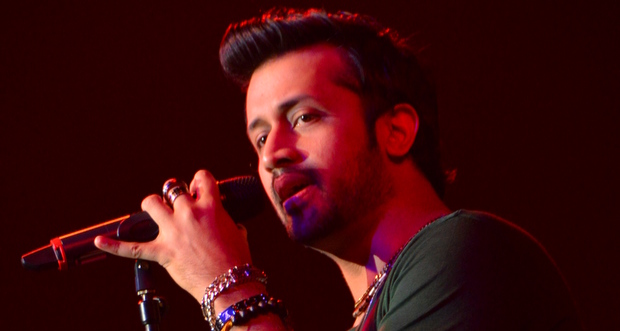 Lors d’un concert Atif Aslam porte secours à une fille harcelée par des spectateurs